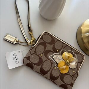 💛Coach Tan and Gold Wristlet💛